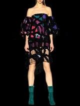 Vestido Estretlitzia de Hannibal Laguna Couture. Vestido corto realizado en satín estampado geométrico y tul bordado. 