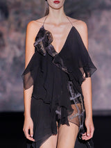 Vestido asimetrico en gasa de seda negro con escote en pico y detalles en organza bordada con cristal de Hannibal Laguna