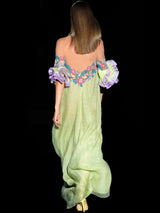 Vestido en garza verde manzana con diminutos bordados y mangas de volantes.con bordado floral de Hannibal Laguna