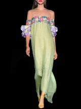 Vestido en garza verde manzana con diminutos bordados y mangas de volantes.con bordado floral de Hannibal Laguna