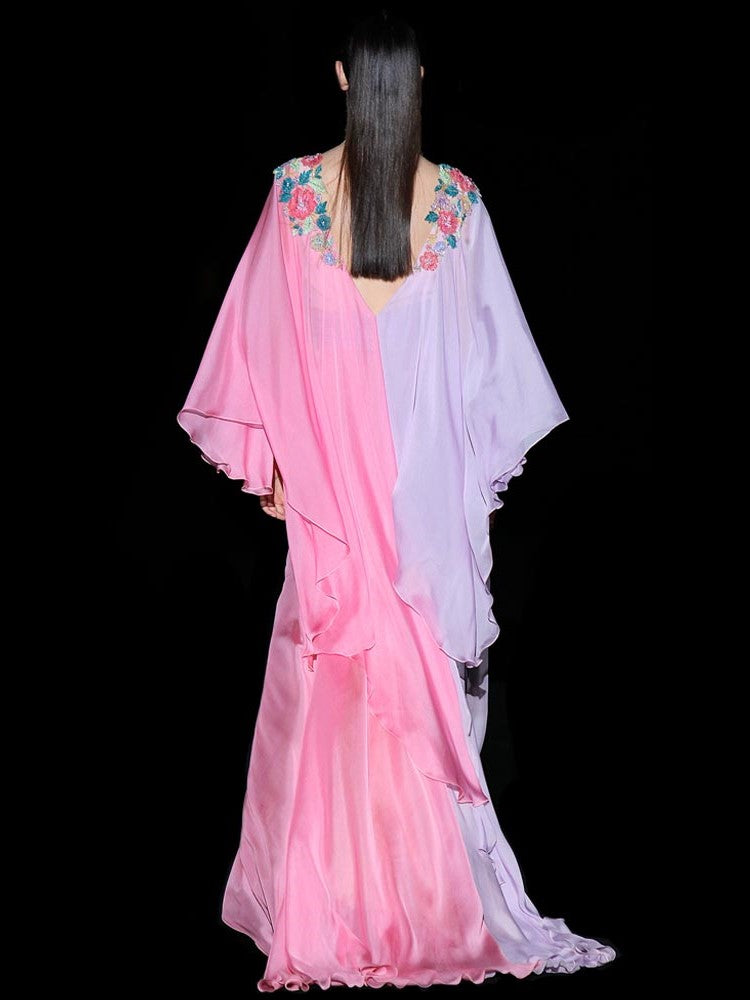vestido bi-color lila y rosa con escote V bordado, falda cruzada y fajín drapeado de Hannibal Laguna