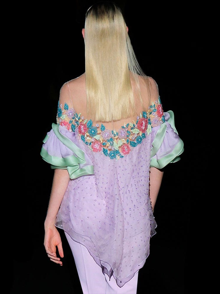 Blusa en garza bordada y Pantalon capri realizado en crepe lila. de Hannibal Laguna