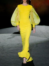 Vestido de noche en crepe amarillo compuesto de t-shirt con escote a caja, mangas XL en organza y falda sirena de Hannibal Laguna