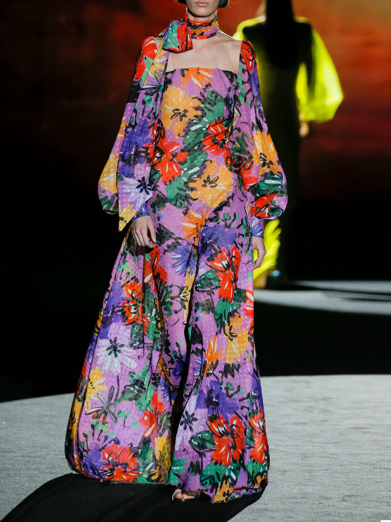 Vestido de noche en plumeti estampado floral multicolor, t-shirt con escote cuadrado, mangas XL y falda de vuelo de Hannibal Laguna