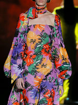 Vestido de noche en plumeti estampado floral multicolor, t-shirt con escote cuadrado, mangas XL y falda de vuelo de Hannibal Laguna