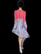 Vestido en garza lila con falda asimétrica , t-shirt pedreria color fucsia y fajín bordado de Hannibal Laguna