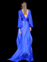 Vestido largo de fiesta en gasa azul royal con escote en V y mangas largas de Hannibal Laguna