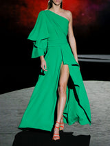 Vestido de noche realizado en crepe verde con cuerpo drapeado asimétrico, manga capote y falda cruzada con vuelo de Hannibal Laguna