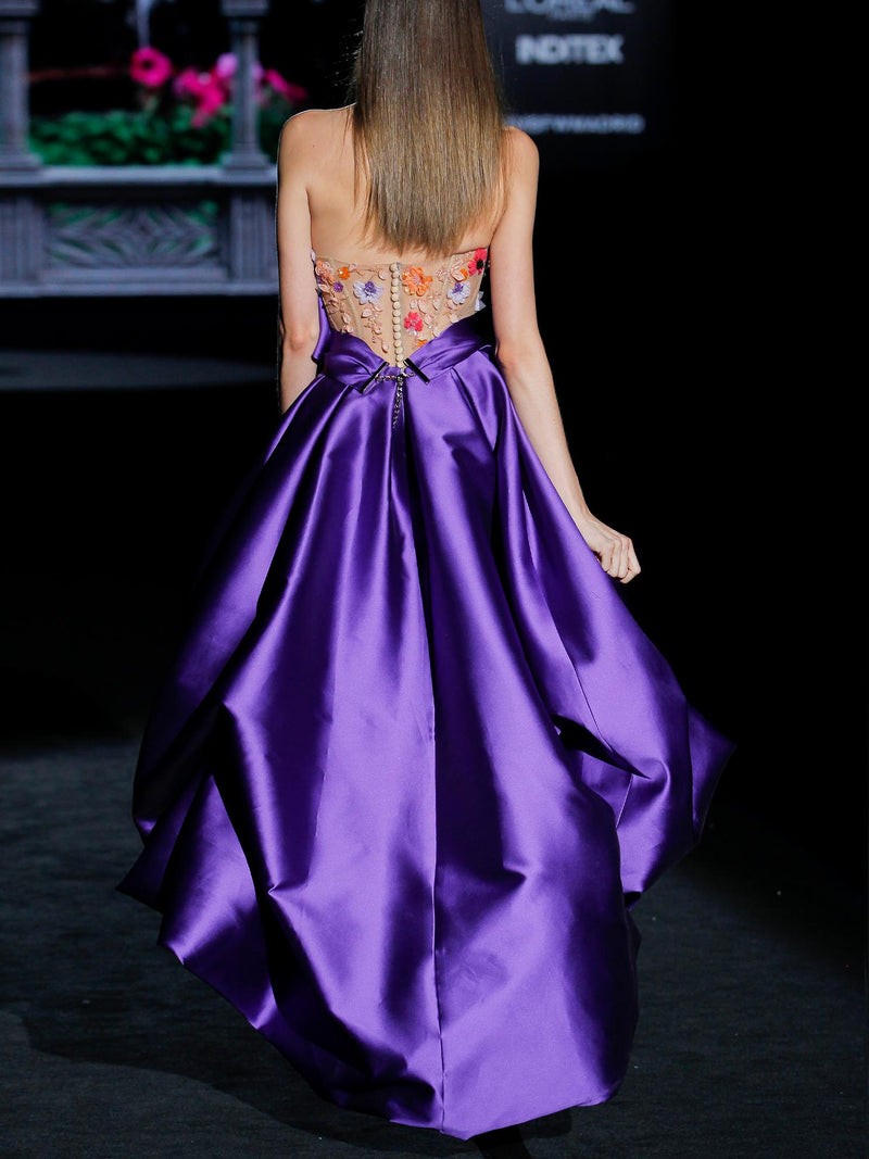 Vestido de fiesta en mikado violeta y tul bordado floral de Hannibal Laguna.