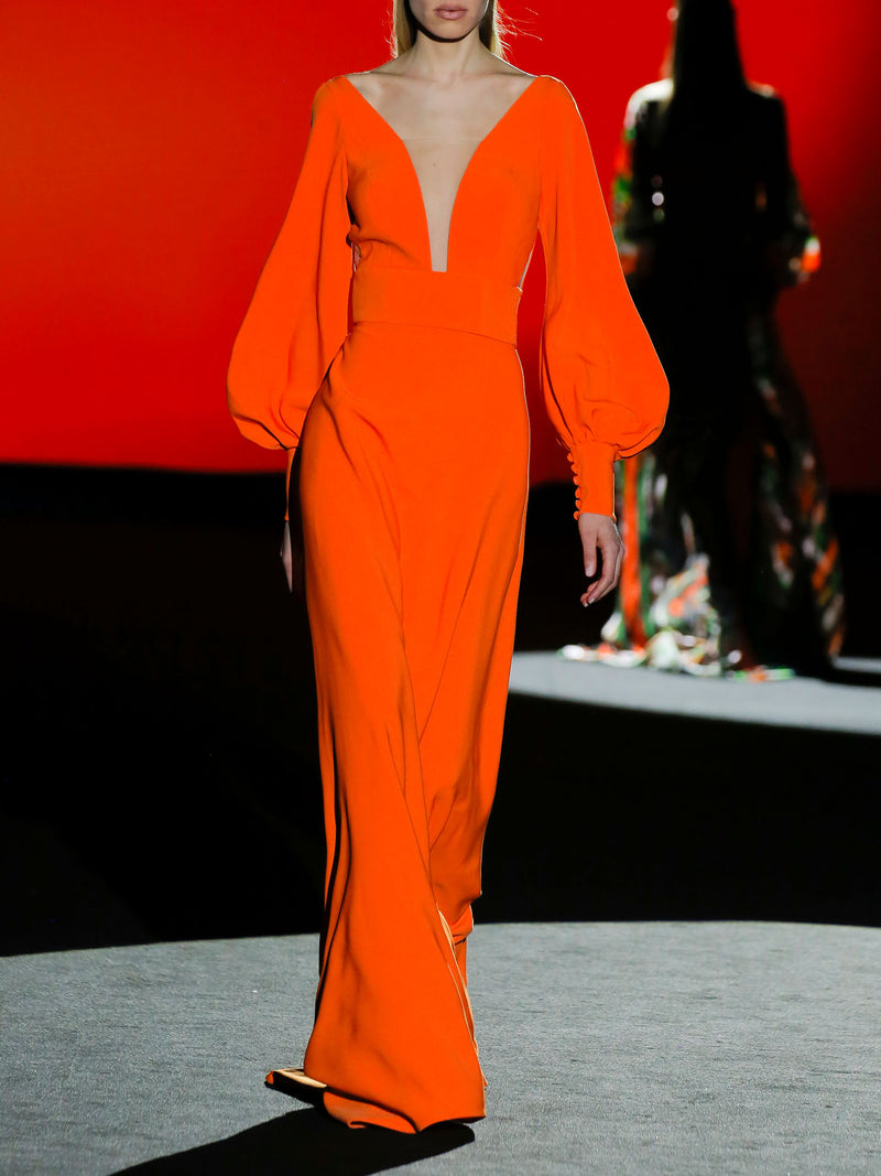 Vestido de noche crepe naranja, escote en V, mangas XL, fajín con crepe planeado al bies y falda evasé de Hannibal Laguna