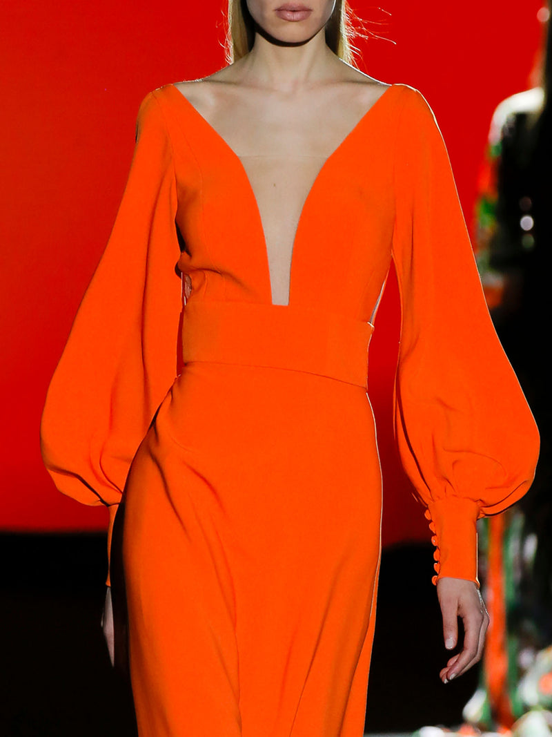 Vestido de noche crepe naranja, escote en V, mangas XL, fajín con crepe planeado al bies y falda evasé de Hannibal Laguna