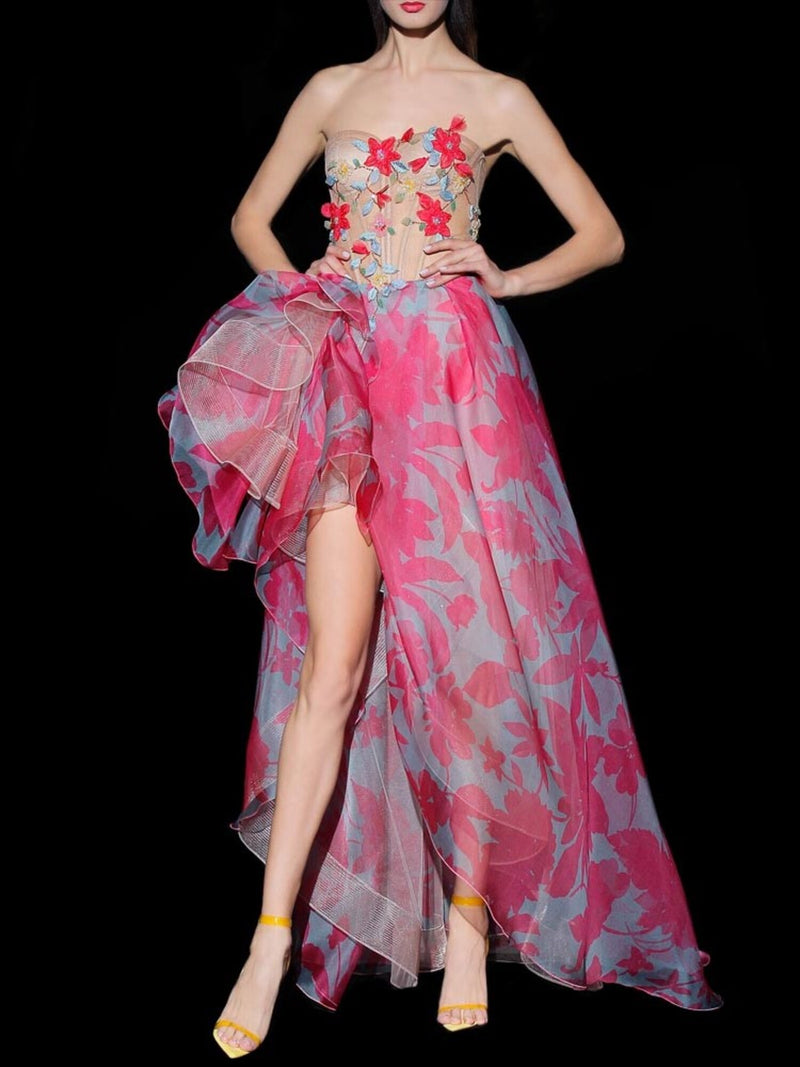 Vestido en organza corpiño bordado floral  y falda asimétrica de Hannibal Laguna.